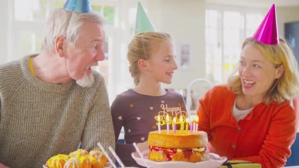 Abuelos Con Nieta Celebrando Soplado Velas Pastel Cumpleaños Casa Cantando — Vídeos de Stock