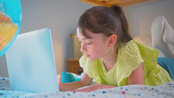 Dziewczyna Sypialni Leżąca Łóżku Oświetlonym Globusem Odrabiająca Lekcje Laptopie Nakręcona — Wideo stockowe