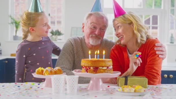 祖父母和孙女在家里庆祝生日蛋糕上的蜡烛吹灭了 唱着生日快乐的歌 动作缓慢 — 图库视频影像