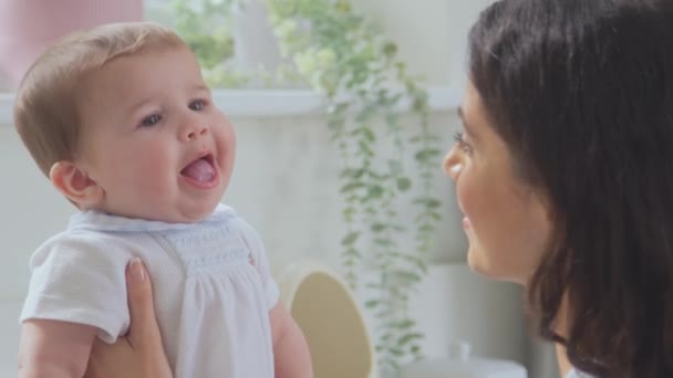 Close Mãe Amorosa Brincando Com Bebê Rindo Filho Balcão Cozinha — Vídeo de Stock