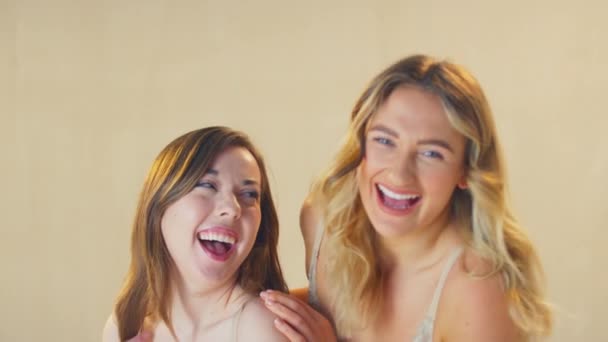 Studyjne Ujęcie Dwóch Przyjaciółek Bieliźnie Uśmiechniętych Śmiejących Się Kamery Nakręconych — Wideo stockowe