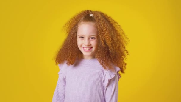 Estudio Chica Sonriente Con Pelo Rojo Sobre Fondo Amarillo Disparo — Vídeos de Stock