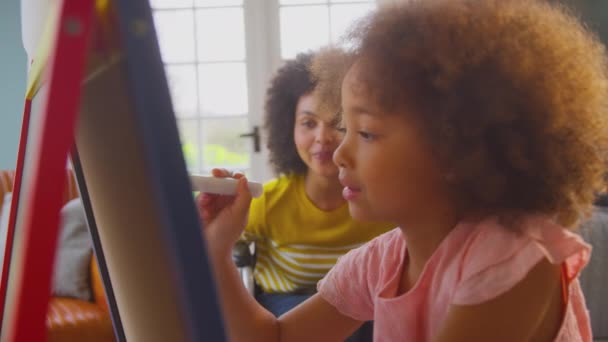 Мама Інвалідному Візку Спостерігає Дочкою Яка Весело Малює Білій Дошці — стокове відео