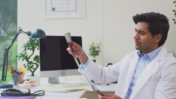 Médico Varón Médico Cabecera Vestido Con Una Bata Blanca Sentado — Vídeos de Stock