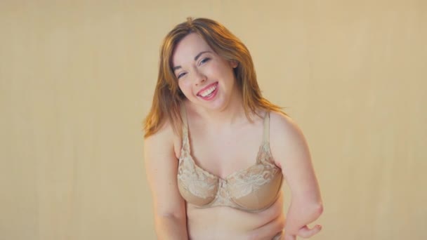 Photo Studio Une Jeune Femme Confiante Positive Avec Une Jambe — Video