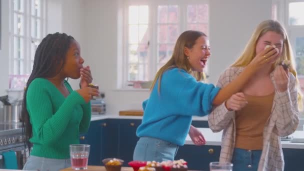 Grupa Wielokulturowych Nastolatek Kuchni Jedzących Babeczki Bawiących Się Wkładając Sobie — Wideo stockowe