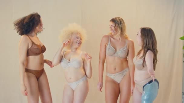 Skupina Různorodých Přítelkyň Jedna Protetickou Končetinou Studiu Nosí Spodní Prádlo — Stock video