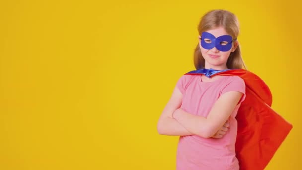 Estúdio Tiro Menina Vestida Como Quadrinhos Super Herói Usando Máscara — Vídeo de Stock