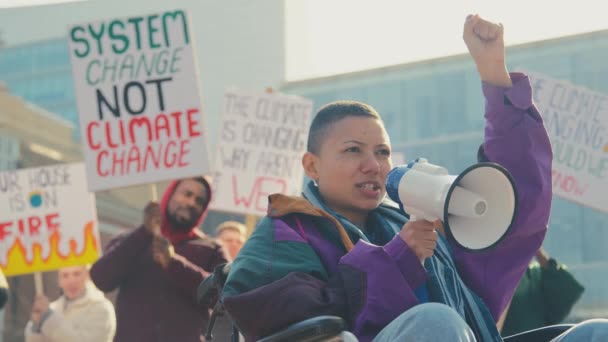 Vrouwelijke Demonstrant Rolstoel Met Megafoon Houderijborden Zingende Slogans Demonstratiemarkt Bewustwording — Stockvideo