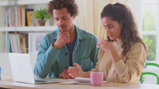 Besorgtes Paar Hause Schulden Mit Laptop Rechnungen Prüfen Und Hausfinanzierung — Stockvideo