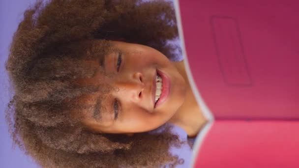 Video Vertical Băiat Care Studiază Cartea Exerciții Școlare Fundal Violet — Videoclip de stoc