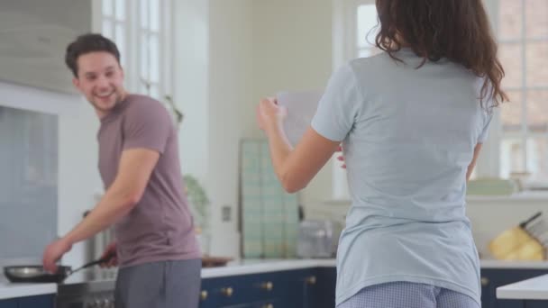 Pár Otthon Meglepő Férfi Bejelentette Terhességet Megmutatta Neki Baby Scan — Stock videók