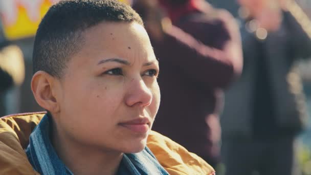 Жінка Демонстрантка Інвалідному Візку Оточена Маршами Які Тримають Плакати Скандують — стокове відео