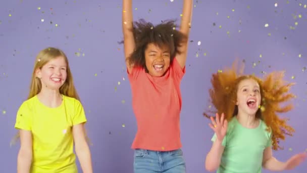 Retrato Estudio Tres Niños Amigos Saltando Aire Entre Purpurina Sobre — Vídeo de stock