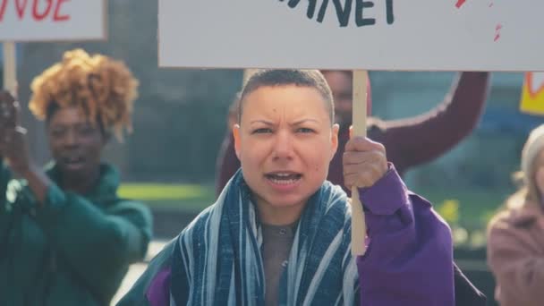 Skupina Demonstrantů Držících Plakáty Skandování Sloganů Demonstračním Pochodu Podporu Povědomí — Stock video