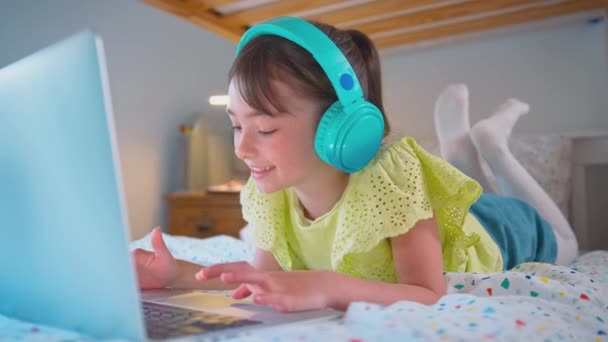 Chica Dormitorio Acostada Cama Con Auriculares Inalámbricos Escuchando Música Transmisión — Vídeos de Stock