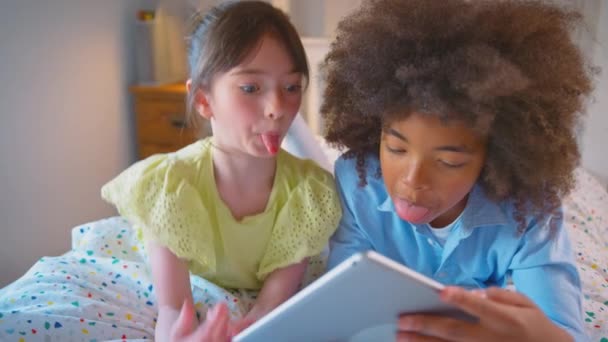 Junge Und Mädchen Schlafzimmer Liegen Mit Digitalem Tablet Auf Dem — Stockvideo