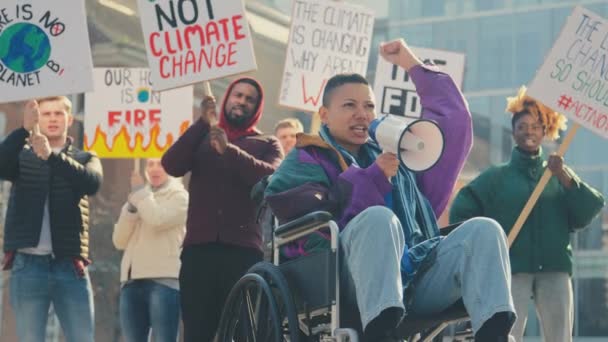 Женщина Протестующая Инвалидном Кресле Помощью Мегафона Держащего Плакаты Скандирующие Лозунги — стоковое видео