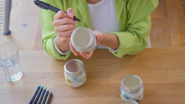 Frau Betreibt Online Kerzengeschäft Von Hause Aus Und Beschriftet Produkte — Stockvideo