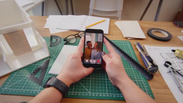 在办公室的写字台上工作的女建筑师的Pov照片 通过慢动作与作为客户的夫妇进行虚拟会面 — 图库视频影像