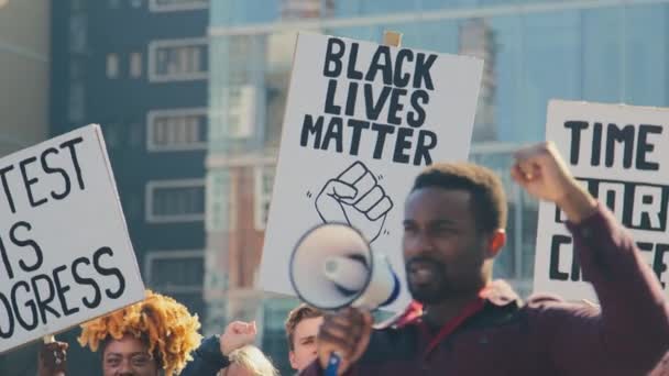 Groep Demonstranten Met Megafoonborden Zingende Slogans Demonstratiemarkt Zwarte Levens Promoten — Stockvideo