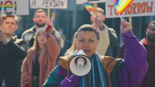 Группа Протестующих Мегафоном Плакатами Размахивающими Флагами Демонстрационном Марше Поддержку Гендерного — стоковое видео