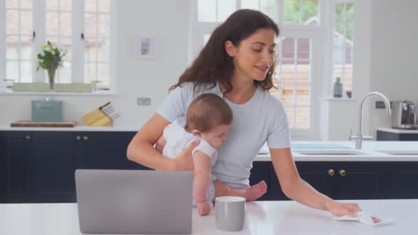 Mãe Multi Tarefa Segurando Filho Bebê Enquanto Trabalhava Casa Usando — Vídeo de Stock