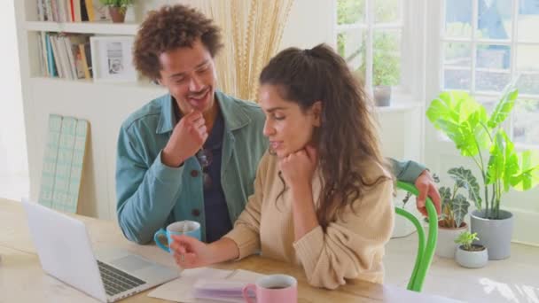 Пара Вдома Використовує Ноутбук Перевірки Рахунків Домашнього Фінансування Готуючи Бізнес — стокове відео