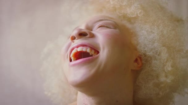 Студийный Снимок Уверенной Позитивной Молодой Альбиносы Нижнем Белье Смеющейся Улыбающейся — стоковое видео