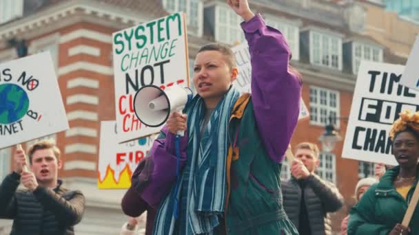 Demonstranten Die Megafoonborden Gebruiken Slogans Zingen Demonstratiemarkt Bewustwording Van Klimaatverandering — Stockvideo