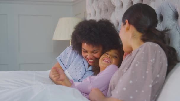 Οικογένεια Δύο Μαμάδες Που Φορούν Πιτζάμες Ξαπλωμένες Στο Κρεβάτι Την — Αρχείο Βίντεο