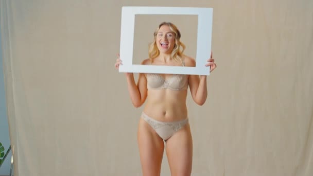 Studio Shot Van Zelfverzekerde Positieve Vrouw Glimlachend Kijkend Door Kartonnen — Stockvideo
