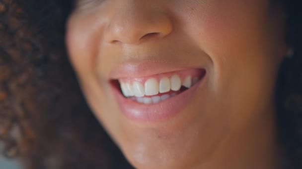 Studio Zblízka Záběr Smích Mladé Ženy Ústa Perfektní Bílé Zuby — Stock video