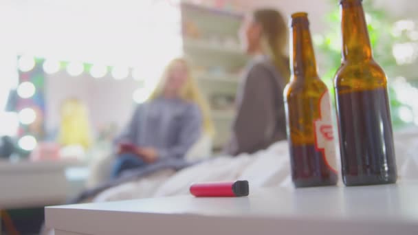 Twee Tienermeisjes Zitten Thuis Bed Met Bierflesjes Vape Pen Voorgrond — Stockvideo