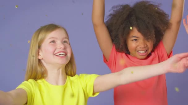 Studio Portret Trójki Dzieci Przyjaciół Skaczących Powietrzu Wśród Brokatu Fioletowym — Wideo stockowe