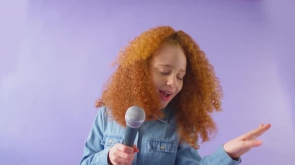 Grabación Estudio Una Chica Cantando Karaoke Micrófono Sobre Fondo Púrpura — Vídeos de Stock