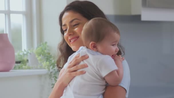Mère Aimante Jouant Avec Bébé Fils Debout Comptoir Dans Cuisine — Video