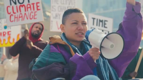 Vrouwelijke Demonstrant Rolstoel Met Megafoon Houderijborden Zingende Slogans Demonstratiemarkt Bewustwording — Stockvideo