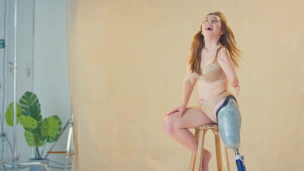 Stüdyoda Kendine Güvenen Protez Bacaklı Çamaşırlı Yavaş Çekimde Kameraya Gülümseyen — Stok video