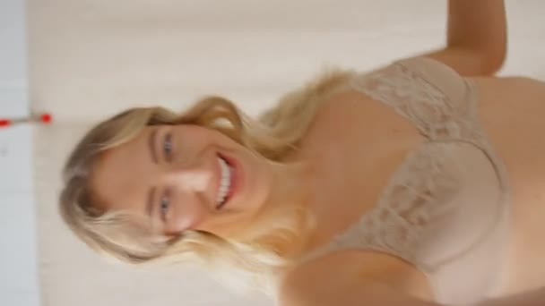 Pov Studie Skudt Selvsikker Positiv Kvinde Smilende Dansende Hun Udgør – Stock-video