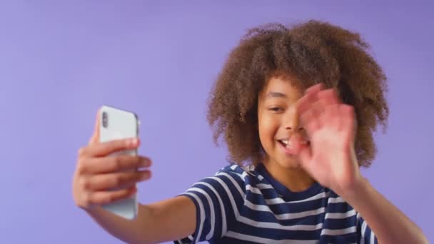 Studio Záběr Usměvavý Chlapec Mává Video Hovor Mobilní Telefon Proti — Stock video