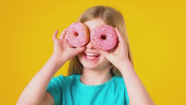 Estúdio Tiro Menina Segurando Dois Donuts Frente Cara Como Óculos — Vídeo de Stock