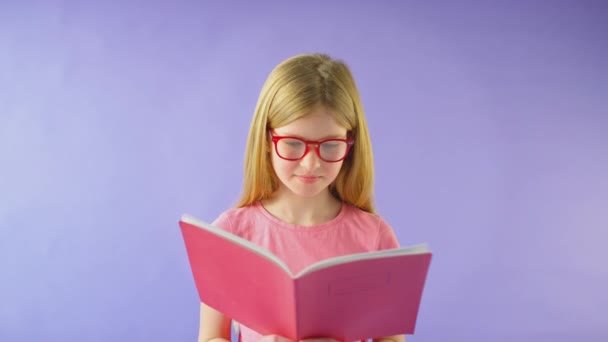 Estúdio Tiro Menina Usando Óculos Estudando Livro Exercícios Escola Contra — Vídeo de Stock