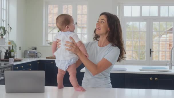 Madre Jugando Con Bebé Mientras Trabaja Desde Casa Usando Ordenador — Vídeo de stock