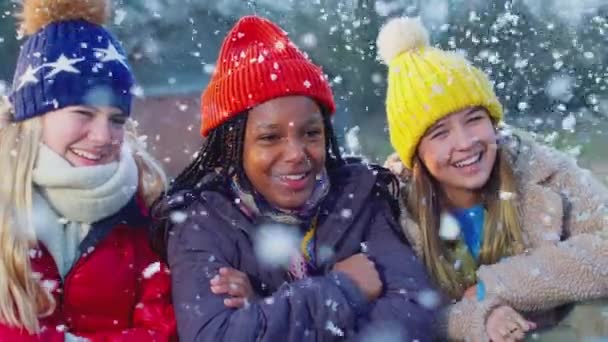 Портрет Дівчат Підлітків Які Насолоджуються Засніженими Зимовими Прогулянками Сільській Місцевості — стокове відео
