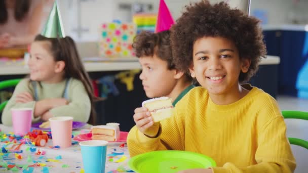 Portret Chłopca Siedzącego Przy Stole Imprezę Okazji Urodzin Jedzącego Kawałek — Wideo stockowe