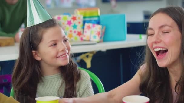 Kinder Und Eltern Hause Feiern Geburtstag Mit Party Und Blasinstrumenten — Stockvideo