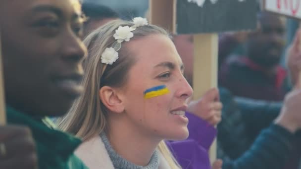 Närbild Demonstranter Med Ukransk Flagga Målade Ansikten Håller Plakat Och — Stockvideo