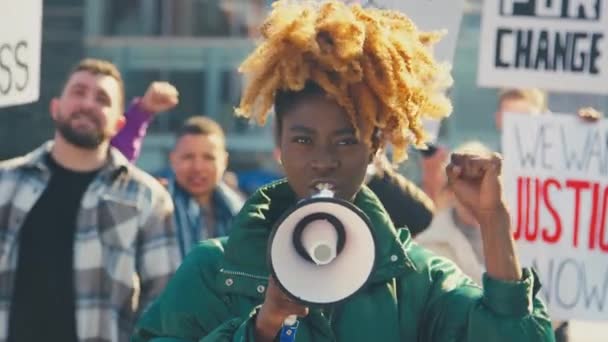 Groep Demonstranten Met Megafoonborden Zingende Slogans Demonstratiemarkt Zwarte Levens Promoten — Stockvideo