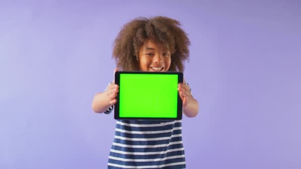 Estudio Niño Sonriente Sosteniendo Tableta Digital Con Pantalla Verde Mirando — Vídeos de Stock